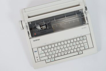 Brother AX-210 elektrische Schreibmaschine mit Korrekturfunktion QWERTZ, Deutsch